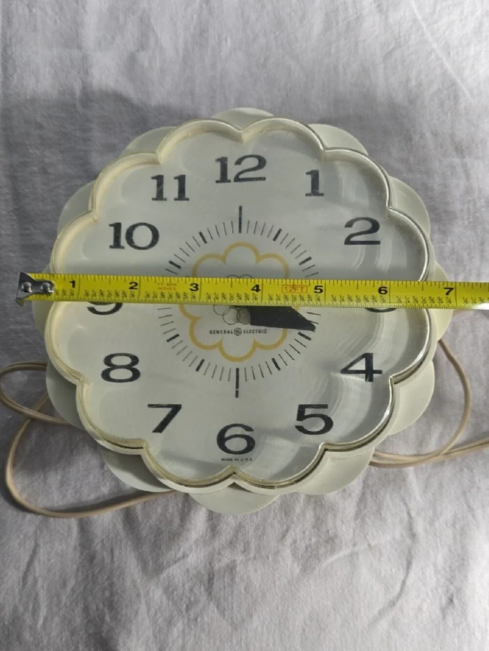 Vintage General Electric Cream Scalloped Wall Clock